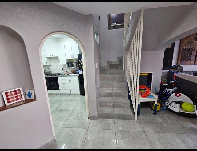 2 BEDROOM APARTMENT FOR SALE IN ESSENWOOD